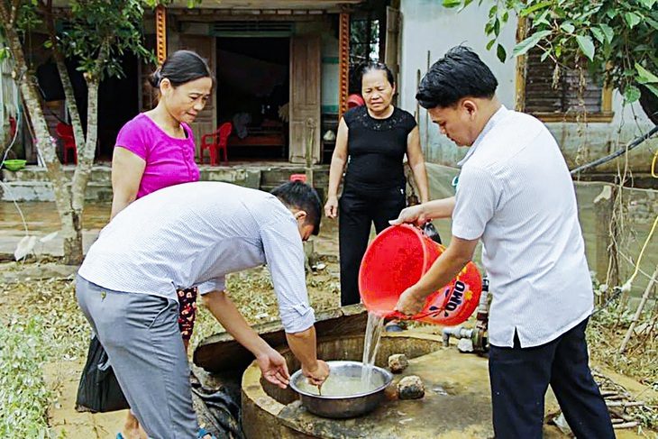 2 bước làm sạch nước sau lũ - Ảnh 1. 2 bước làm sạch nước sau lũ - Ảnh 2.