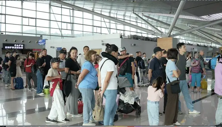 Gần 300 khách Đài Loan bị bỏ rơi ở Phú Quốc làm thủ tục bay về nhà vào ngày 14-2 - Ảnh: H.DUNG